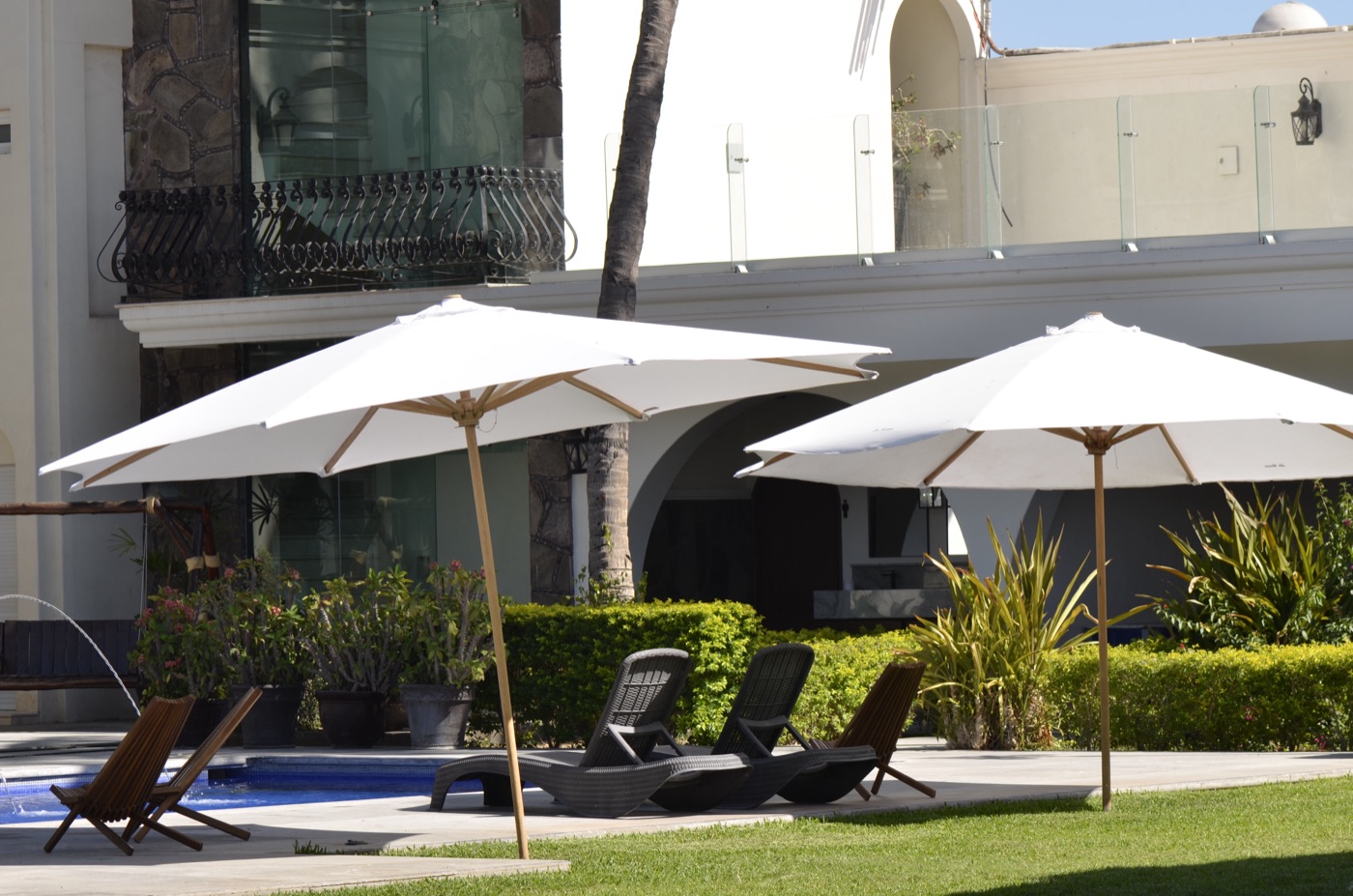 Piscina y Jardín Los Arcos